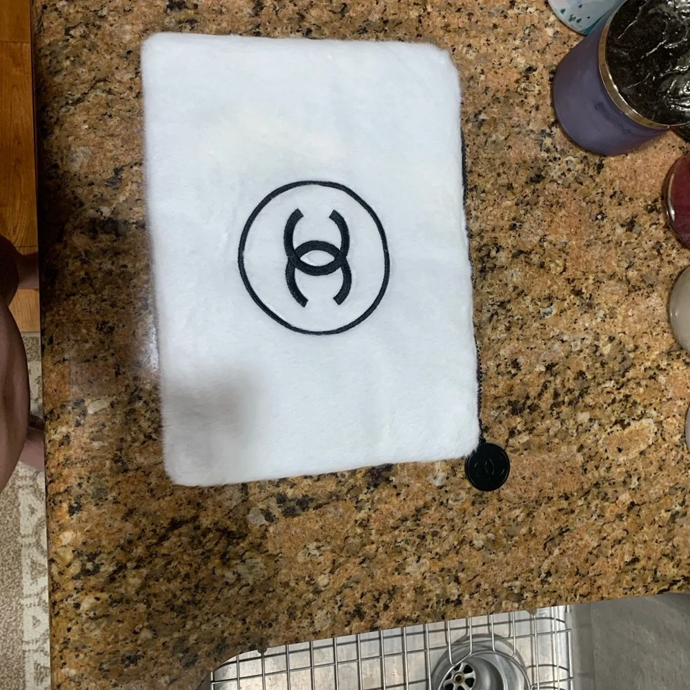Absolutely adorable authentic rare,collectible white Chanel furry pouch/clutch. - Picture 12 of 17